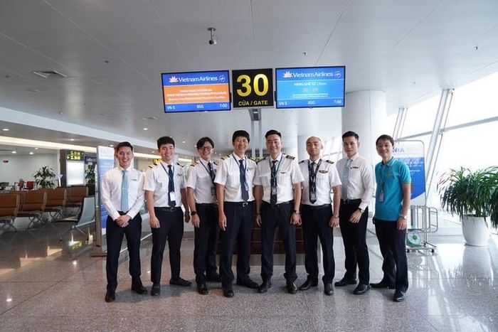 Phi hành đoàn chuyến bay VN5 đưa hơn 200 công dân từ Guinea Xích đạo về nước trước giờ cất cánh - Ảnh: VNA