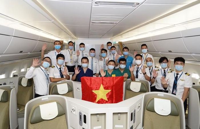 Được đánh giá là chuyến bay chưa từng có của hàng không Việt Nam, với tính chất đặc biệt quan trọng, tổ bay được bố trí nhiều gấp đôi so với các chuyến bay bình thường. Thành viên tổ bay mặc đồ bảo hộ cấp 4 và hạn chế dùng nhà vệ sinh - Ảnh: Vũ Tuấn