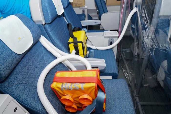 Thiết bị này được làm từ khung nhựa, nylon và máy lọc khí, trọng lượng 7-8 kg - Ảnh: Vũ Tuấn