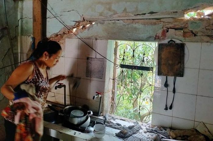 Nhà cửa bị vỡ toác do động đất (Ảnh: PCTT&TKCN Sơn La )