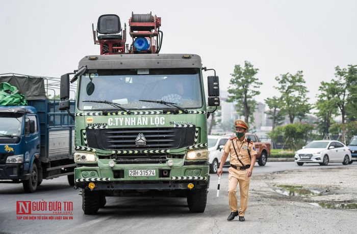 Tổ cảnh sát và thanh tra giao thông Hà Nội phân luồng, hướng dẫn phương tiện tại hai đầu cầu. Ôtô đi từ trung tâm thành phố ra ngoại thành và ngoại thành vào được chỉ dẫn thay đổi lộ trình theo đường Phạm Văn Đồng vào khu đô thị Tây Hồ Tây, qua Võ Chí Công, cầu Nhật Tân và ngược lại.