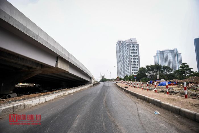 Cầu Thăng Long bắc qua sông Hồng, công trình ghi dấu mối quan hệ hữu nghị Việt Nam - Liên Xô, nối liền các tỉnh phía Bắc với thủ đô Hà Nội. Cầu được các chuyên gia Nga thiết kế và xây dựng từ năm 1974, hoàn thành cuối năm 1985. Qua hơn 20 năm sử dụng, cầu nhiều lần xuống cấp và được tu sửa hơn chục lần với kinh phí cả trăm tỷ đồng.