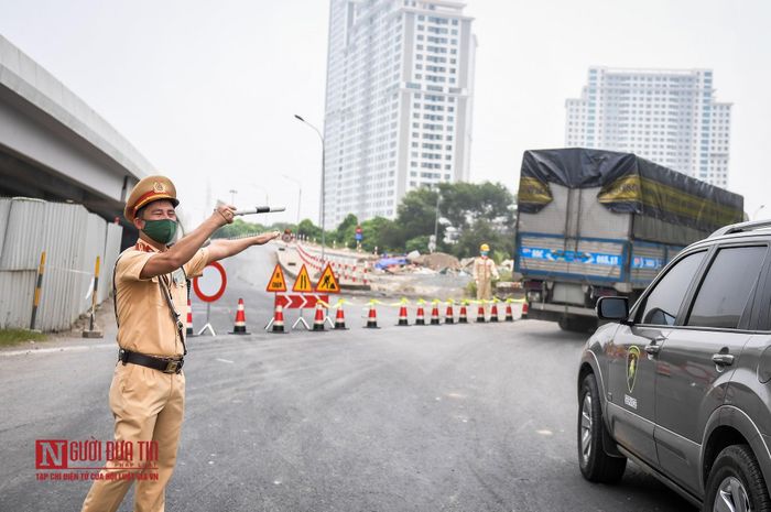 Bên cạnh đó, phân luồng từ xa đối với các có khối lượng toàn bộ lớn hơn hoặc bằng 1,25 tấn theo giấy chứng nhận kiểm định an toàn kỹ thuật và bảo vệ môi trường và xe khách lớn hơn hoặc bằng 16 chỗ ngồi, đi từ các tỉnh phía Bắc về khu vực phía Nam cầu Thăng Long.
