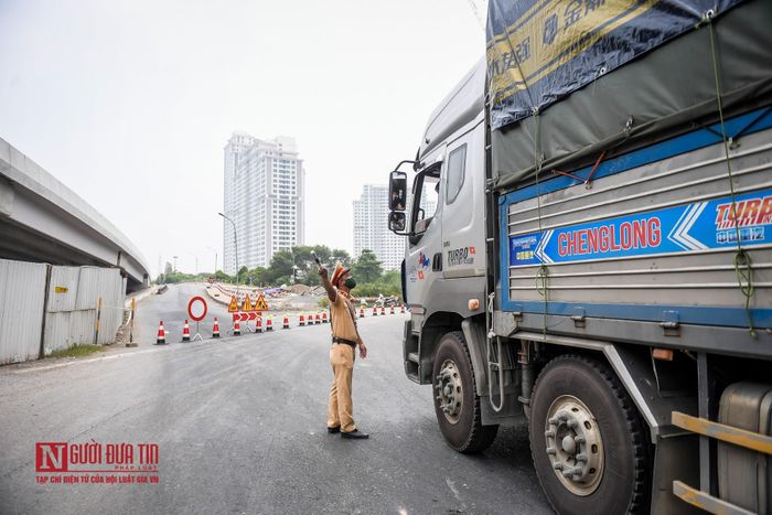 Đối với xe khách tuyến cố định có điểm đi, đến Bến xe Mỹ Đình, Bến xe Yên Nghĩa và các tuyến xe buýt có lộ trình đi qua cầu Thăng Long: Lộ trình lưu thông theo phương án phân luồng tổ chức giao thông phục vụ thi công dự án sửa chữa mặt cầu Thăng Long của Tổng cục Đường bộ VN.