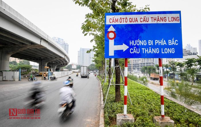 Các cọc tiêu cao 50 cm, cùng biển báo công trường thi công, biển chỉ dẫn hướng đi cho phương tiện.
