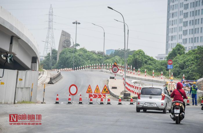 Đúng 9h cùng ngày, hai đầu cầu được rào chắn bắt đầu chặn tất cả các phương tiện lưu thông trên tầng 2 trong thời gian sửa chữa (tầng 1 cầu Thăng Long, tàu hỏa lưu thông qua cầu Thăng Long với tốc độ nhỏ hơn hoặc bằng 5km/h trong thời gian sửa chữa; môtô, xe máy, xe thô sơ lưu thông bình thường).