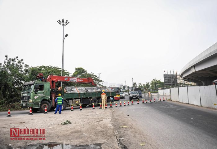 Đối với các phương tiện xe hợp đồng chở công nhân: Các phương tiện có lộ trình qua cầu Thăng Long và ngược lại đi theo hướng Phạm Văn Đồng Đường Đỗ Nhuận, Đường DT1, (Khu đô thị Tây Hồ Tây - Ngoại giao đoàn) đường Võ Chí Công đi Cầu Nhật Tân và ngược lại.