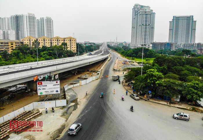 Giải pháp công nghệ sửa chữa mặt cầu lần này là sẽ cào bóc sạch lớp bê tông nhựa hiện hữu, làm sạch bản mặt thép, đồng thời sẽ hàn các đinh neo thép vào bản mặt thép. Lắp đặt lưới thép và đổ một lớp bêtông siêu tính năng (UHPC) cường độ cao. Sau đó, các đơn vị sẽ thi công lớp phủ gốc nhựa tạo nhám và êm thuận.