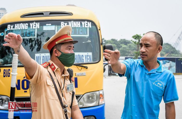 Cấm xe tải có khối lượng toàn bộ từ 10 tấn trở lên (theo giấy chứng nhận kiểm định an toàn kỹ thuật và bảo vệ môi trường), xe chở container, xe vận chuyển hàng siêu trường, siêu trọng, xe đầu kéo kéo sơ mi rơ mooc, xe quá tải trọng, xe quá khổ giới hạn... hoạt động trên tuyến đường Phạm Văn Đồng - Tân Xuân - An Dương Vương - Cầu Nhật Tân.