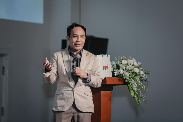 Bác sĩ Nguyễn Anh Thuận – chuyên gia đầu ngành về các bệnh lây lan qua đường tình dục chia sẻ những thông tin bổ ích. Anh là cố vấn Y khoa và đồng sáng lập Trung tâm sức khỏe Nam giới Pride Heath, bác sĩ điều trị tại Trung tâm đào tạo Y học gia đình – thuộc Đại học Y Dược chi nhánh quận 4. Anh có hơn 20 năm nghiên cứu sâu về lĩnh vực các bện nam khoa.