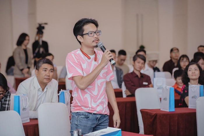 Khán giả đặt câu hỏi cho diễn giả.