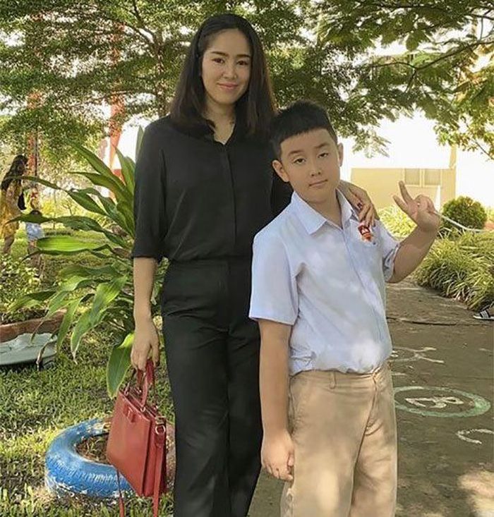 Lê Phương trong buổi lễ tổng kết của con trai.