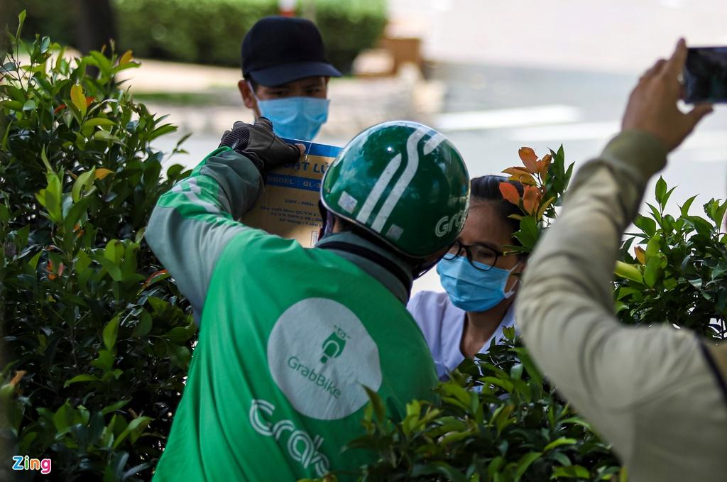 Nhiều người phải đặt dịch vụ giao thức ăn từ bên ngoài. Đồ ăn, vật dụng tiếp tế được chuyển cho người cách ly ở bên trong qua hàng rào. 