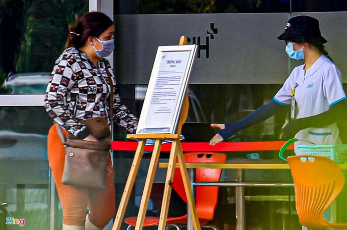  Sáng nay, Ban giám đốc Bệnh viện Quốc tế City thông báo tạm ngưng tiếp nhận khám, điều trị bệnh nhân mới trong vòng 3 ngày (29-31/7). Do đơn vị này chuyên tiếp nhận bệnh nhân người nước ngoài, thông báo được viết bằng tiếng Việt và tiếng Anh. 