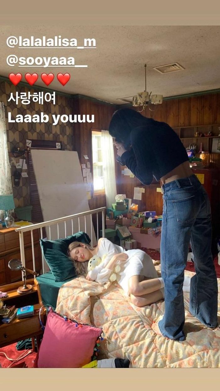 Lisa (Blackpink) chụp ảnh cho Somi, được Jisoo chụp lại