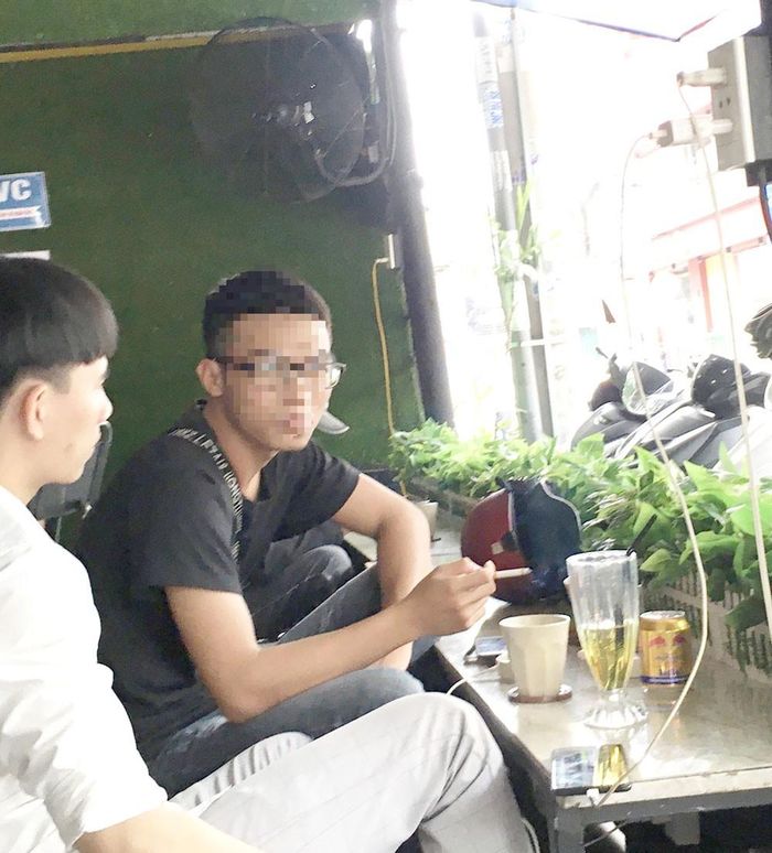 Một số bạn trẻ vừa ngồi uống nước vừa hút thuốc lá tại một quán cà phê