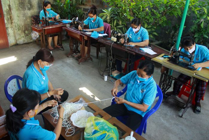 Thôn Phổ An cũng có những người phụ nữ tham gia may khẩu trang miễn phí. Ảnh: NGUYỄN TRANG