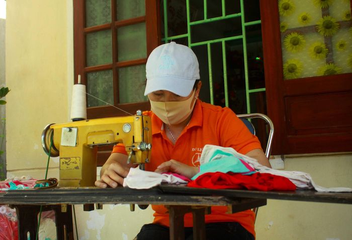 Bà Sáu may khẩu trang tại nhà