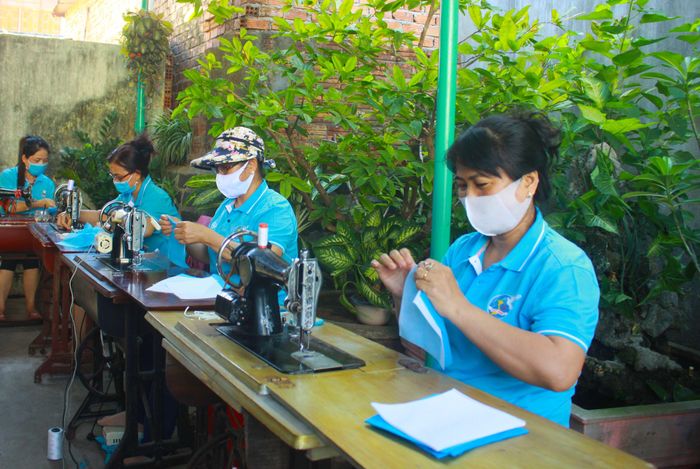 4 thợ may chính phụ trách công việc may khẩu trang