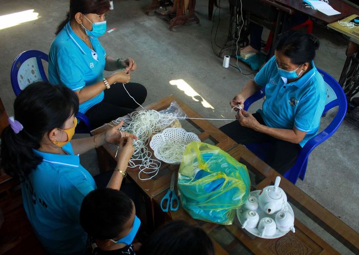 Những người phụ nữ tham gia công đoạn cắt quai đeo, cắt vải