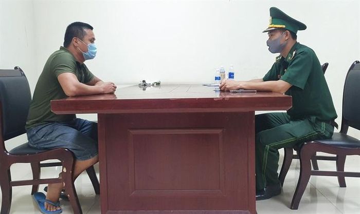 Tổ công tác Đồn Biên phòng cửa khẩu quốc tế Cha Lo lập biên bản đối với ông Đoàn Quý Hợi. Ảnh: Hoài Nam