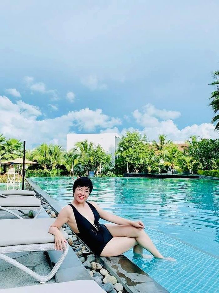 Loạt ảnh bikini của MC Thảo Vân được nhiều người hâm mộ tán thưởng. Có thể thấy, dù đã 50 tuổi nhưng MC Thảo Vân vẫn giữ được vóc dáng gọn dàng.
