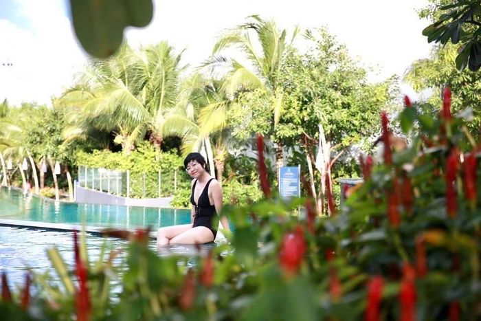 “Chắc phải lâu nữa mới lại được đi chơi thế này nhỉ. Chúng ta cùng cố lên nào. Bà già 50 hiếm hoi dám mặc bikini để chụp ảnh”- MC Thảo Vân hài hước chia sẻ.