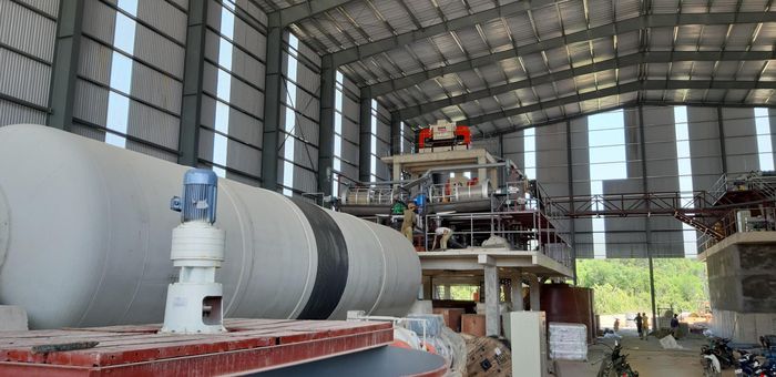 Lắp đặt dây chuyền thiết bị sản xuất vật liệu cao cấp tại Khu Liên hợp vật liệu xây dựng Trung Đô, xã Nghi Văn. Ảnh: Phạm An