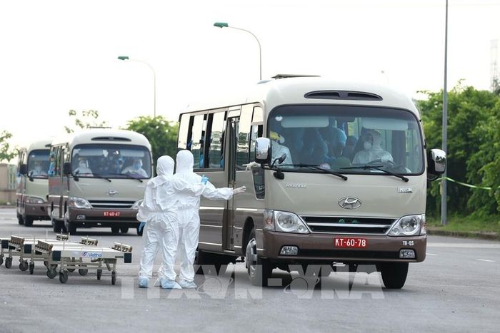 Các công dân từ Guinea Xích đạo về được đưa về Bệnh viện Nhiệt đới Trung ương cơ sở 2. Ảnh: Minh Quyết – TTXVN
