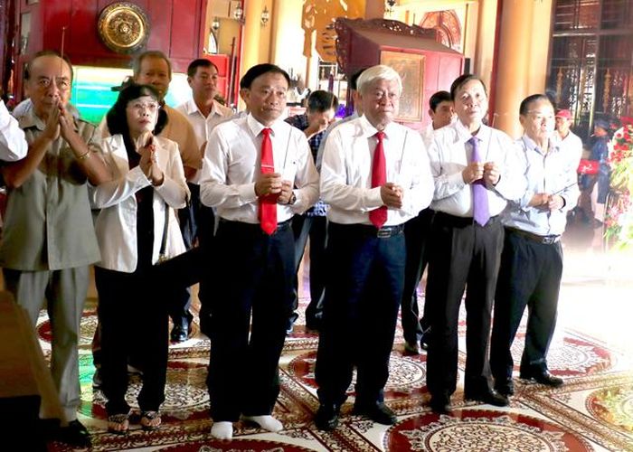 Các đại biểu đến dâng hương tưởng niệm ông bà Đỗ Công Tường tại đền thờ