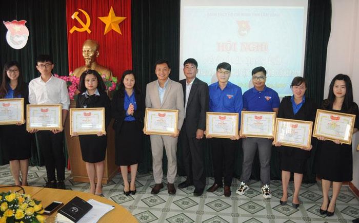 Trao Bằng khen của Ban Chấp hành Tỉnh đoàn cho các tập thể và cá nhân đã có thành tích xuất sắc trong công tác phòng, chống dịch Covid – 19