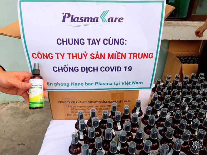 Xịt rửa tay khô PlasmaKare dành tặng cho công nhân một số khu công nghiệp tại Đà Nẵng