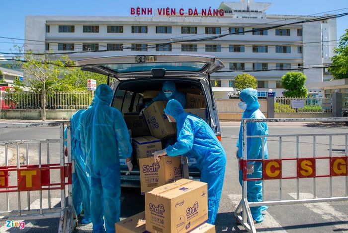 Bệnh viện Đà Nẵng là một trong những nơi đang bị phong tỏa. Các nhân viên bệnh viện phải luôn mặc trang phục bảo hộ khi làm việc cũng như ra ngoài nhận thuốc và vật tư y tế. Ảnh: Phạm Ngôn.