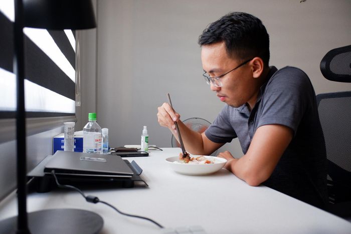 Tôi ăn lệch giờ với gia đình. Tôi sẽ chờ mọi người ăn xong khoảng 30 phút mới xuống lấy đồ ăn lên phòng. Sức khỏe của tôi những ngày qua rất tốt. Tuy nhiên, tôi vẫn mong chờ kết quả âm tính để có thể thật sự yên tâm.