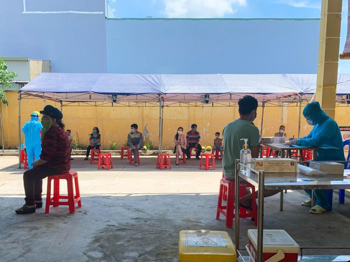 Lúc tôi đến còn khá sớm, chỉ có 5-6 người đang làm hồ sơ để lấy mẫu. Đây là buổi xét nghiệm riêng cho phường Tân Thành.
