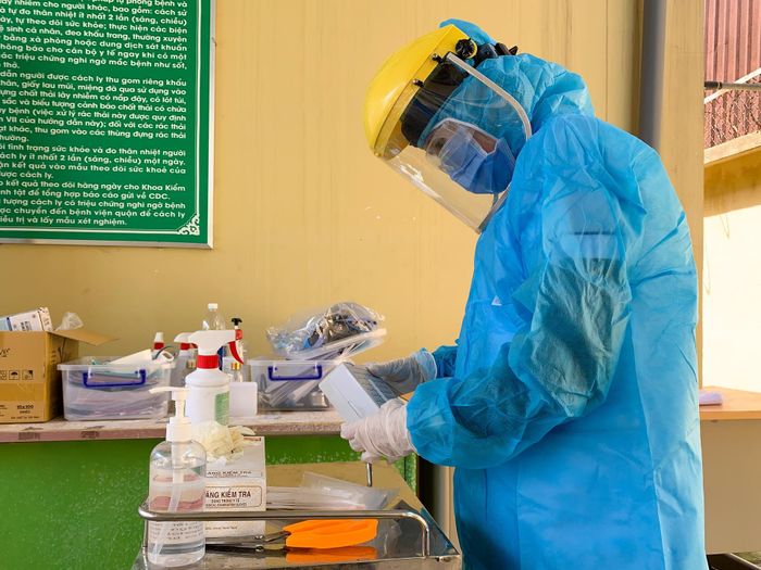 Tôi đang ở rất gần với bác sĩ lấy mẫu. Tôi có tìm hiểu về quá trình lấy dịch mũi, họng, nhưng vẫn lo lắng khi dụng cụ khá dài được đưa vào mũi.