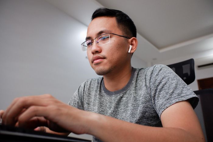 Ngay sau đó, cơ quan đã cho phép tôi làm việc từ xa. Tôi có cảm giác vừa lạ vừa quen khi chỉ hơn 2 tháng trước, tôi cũng làm việc tại nhà trong thời gian giãn cách xã hội.