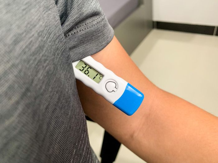 Tôi bắt đầu tự cách ly bằng việc theo dõi nhiệt độ cơ thể hàng ngày. Biện pháp này được tôi áp dụng dựa theo khuyến cáo trên website của Bộ Y tế. Trong khoảng 5 ngày liên tục, thân nhiệt của tôi luôn ở mức bình thường.