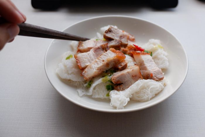 Vì đang cách ly, bữa ăn của tôi đơn giản hơn. Đồ ăn sáng sẽ được người nhà mua sẵn. Thỉnh thoảng muốn đổi bữa, tôi tự nấu mì.