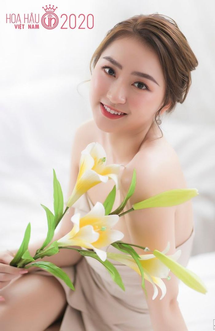 Kim Trà My sinh năm 2000, cao 1,68 m. Nữ sinh viên Đại học Công đoàn Hà Nội sở hữu gương mặt xinh xắn, vóc dáng thon thả nhờ cắt giảm tinh bột trong 3 tháng. Thí sinh chia sẻ: "Sau 3 tháng không dám đụng đến cơm, cắm lịch ở phòng tập, cuối cùng cũng gặt hái được những thành quả đầu tiên, ép được 6 kg mới dám gửi đơn đi. Tiếp tục kỷ luật với bản thân để chuẩn bị thật tốt cho kỳ thi sắp tới". Ảnh: BTC.