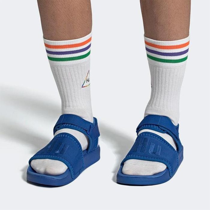 Đôi sandals Adilette 2.0 của Pharrell nhận về nhiều phản hồi trái chiều. Ảnh: adidas.