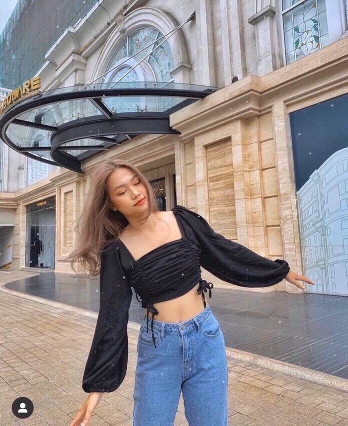 Với những cô nàng muốn “bóp" triệt để vòng eo, lộ chút bụng thon thả, áo rút dây dọc hai bên thân áo là sự lựa chọn phù hợp hơn cả.