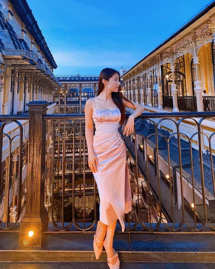 Diễm My 9x tận dụng những đường xếp nếp trên đầm để nhấn nhá vòng eo nuột nà, tạo hiệu ứng nịnh mắt đầy tinh tế.