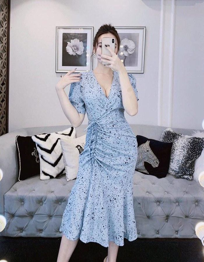 Kiểu đầm đuôi cá rút dây một bên hông được nhiều chị em ưa chuộng vì an toàn mà vẫn tạo vòng nào ra vòng nấy.