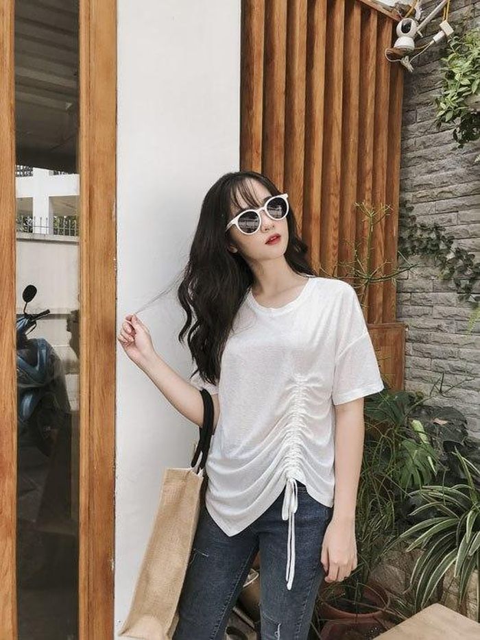 Áo thun - áo kiểu có dây rút một bên như vậy vẫn tạo được sự thoải mái, năng động cho bạn khi ra phố.