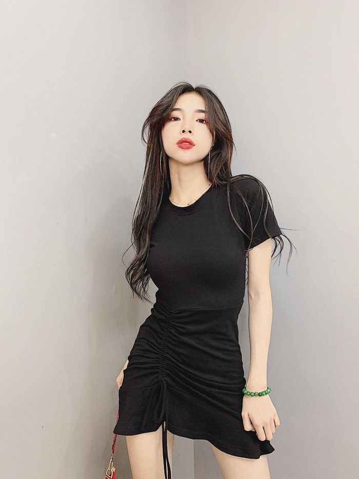 Tuy nhiên những kiểu váy này thường rút dây ở phần hông, ngực, dễ hớ hênh những điểm nhạy cảm khi nhấc tay nhấc chân. Ngoài ra tà váy cũng dễ bị cuốn lên theo chiều gió khi nàng ra đường.