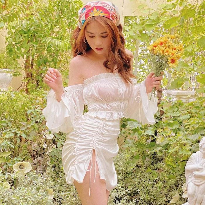 Vốn có gu thời trang sành điệu, không lạ khi Ngọc Trinh là một trong những người đầu tiên lăng xê kiểu đồ này. Dây rút vừa là chi tiết nhấn nhá thú vị vừa phô diễn đường cong hoàn hảo cho cô nàng.