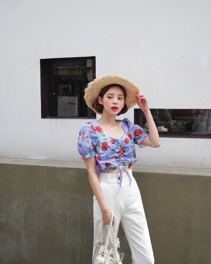 Áo rút dây giữa ngực có độ căng phồng phù hợp với chị em có vòng 1 “khiêm tốn", lại tôn nhẹ vòng eo.