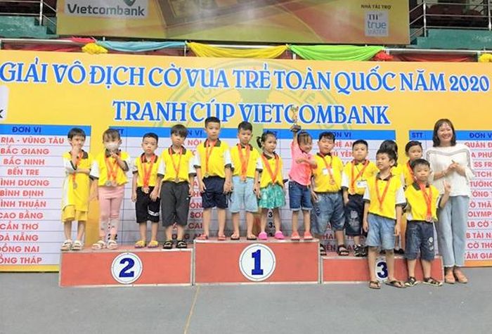 Cao Kiếm Anh và Đặng Thái Phong (thứ 5,thứ 6 từ trái sang) nhận Huy chương Vàng nam U6 cờ truyền thống.