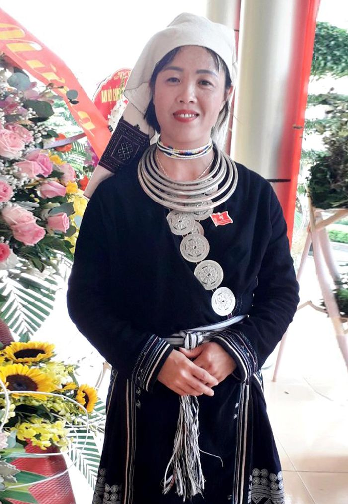 Phụ nữ Dao tiền mặc trang phục truyền thống.